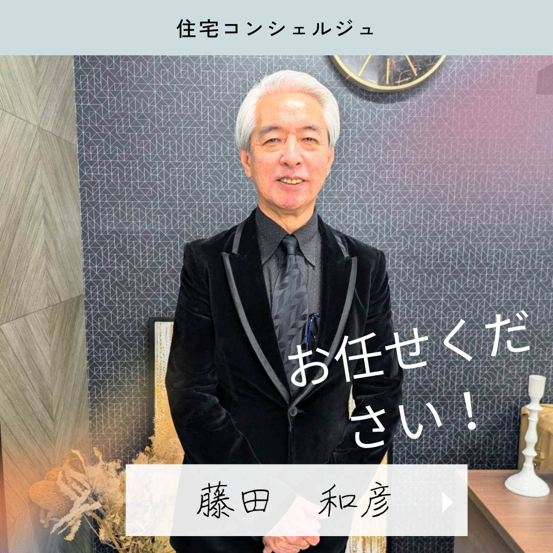 幸せそうなシニア夫婦の笑顔と家の写真